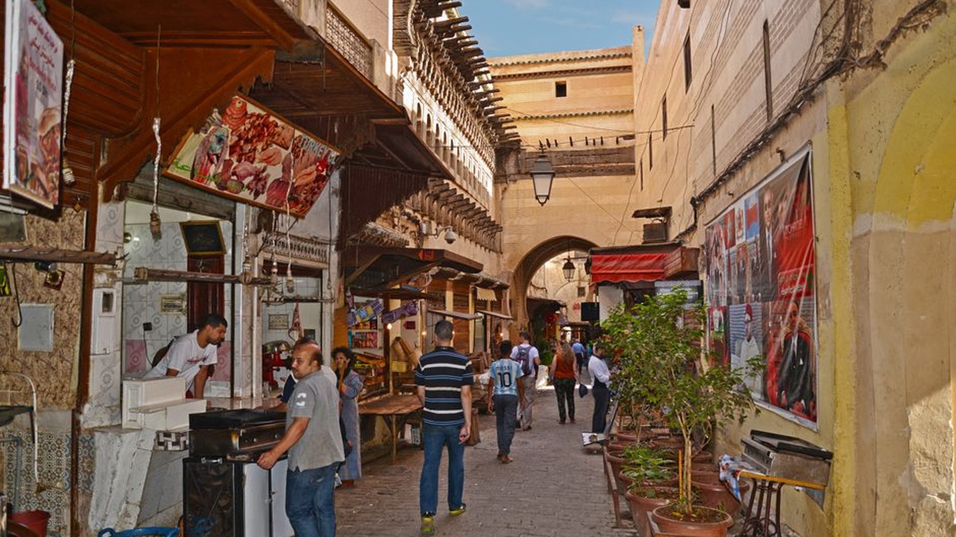 narrow alley Fes Medina blind walk lost traveler s